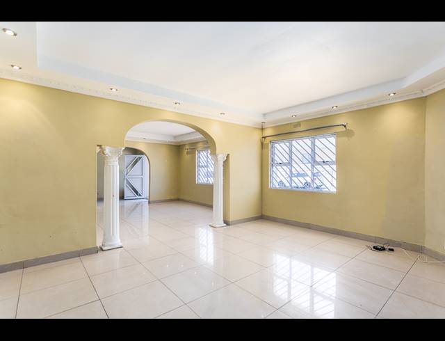 5 BEDROOM FREEHOLD SOLD IN CRAVENBY